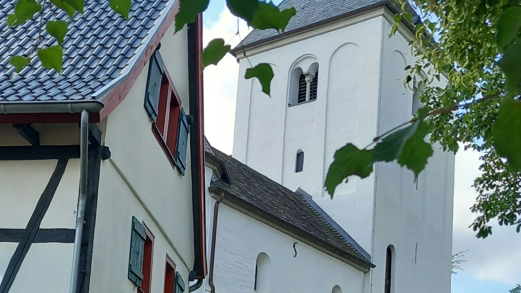 Ein Teil einer Kirche bei blauem Himmel.