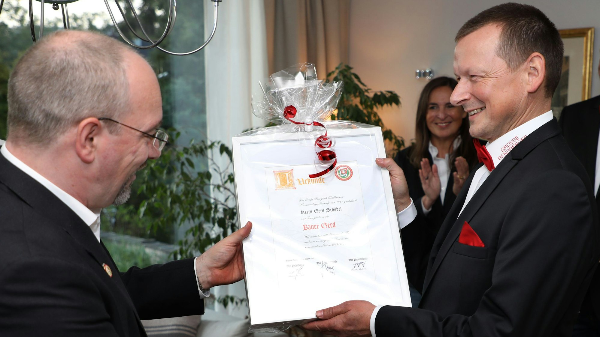 Bauer in spe Gerd (Schöbel) erhält eine Urkunde von Große-Gladbacher-Präsident Alexander Pfister.