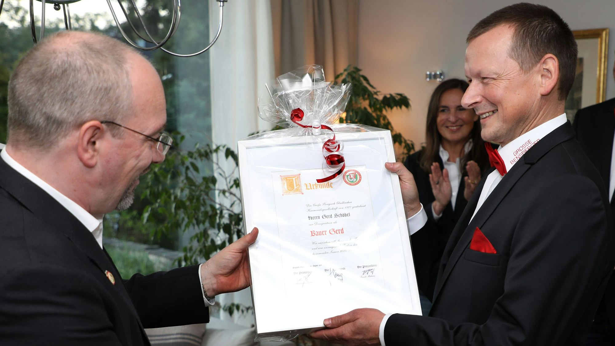 Bauer in spe Gerd (Schöbel) erhält eine Urkunde von Große-Gladbacher-Präsident Alexander Pfister.