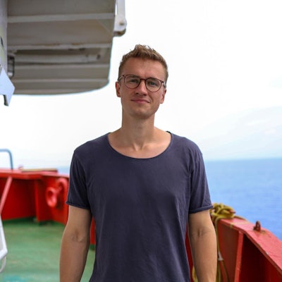 ARCHIV - 11.08.2022, ---, Mittelmeer: Der Bundestagsabgeordnete Julian Pahlke (Grüne), auf dem Seenotrettungsschiff "Sea-Eye 4". Der Grünen-Politiker war seit Ende Juli 2022 an Bord des deutschen Seenotrettungsschiffs «Sea-Eye 4» und erlebte mit, wie 87 Menschen gerettet wurden.