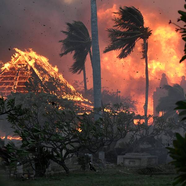 Die Halle der historischen Waiola Church in Lahaina und die nahe gelegene Lahaina Hongwanji Mission stehen in Flammen. Der Küstenort auf Maui ist mittlerweile nahezu komplett niedergebrannt.