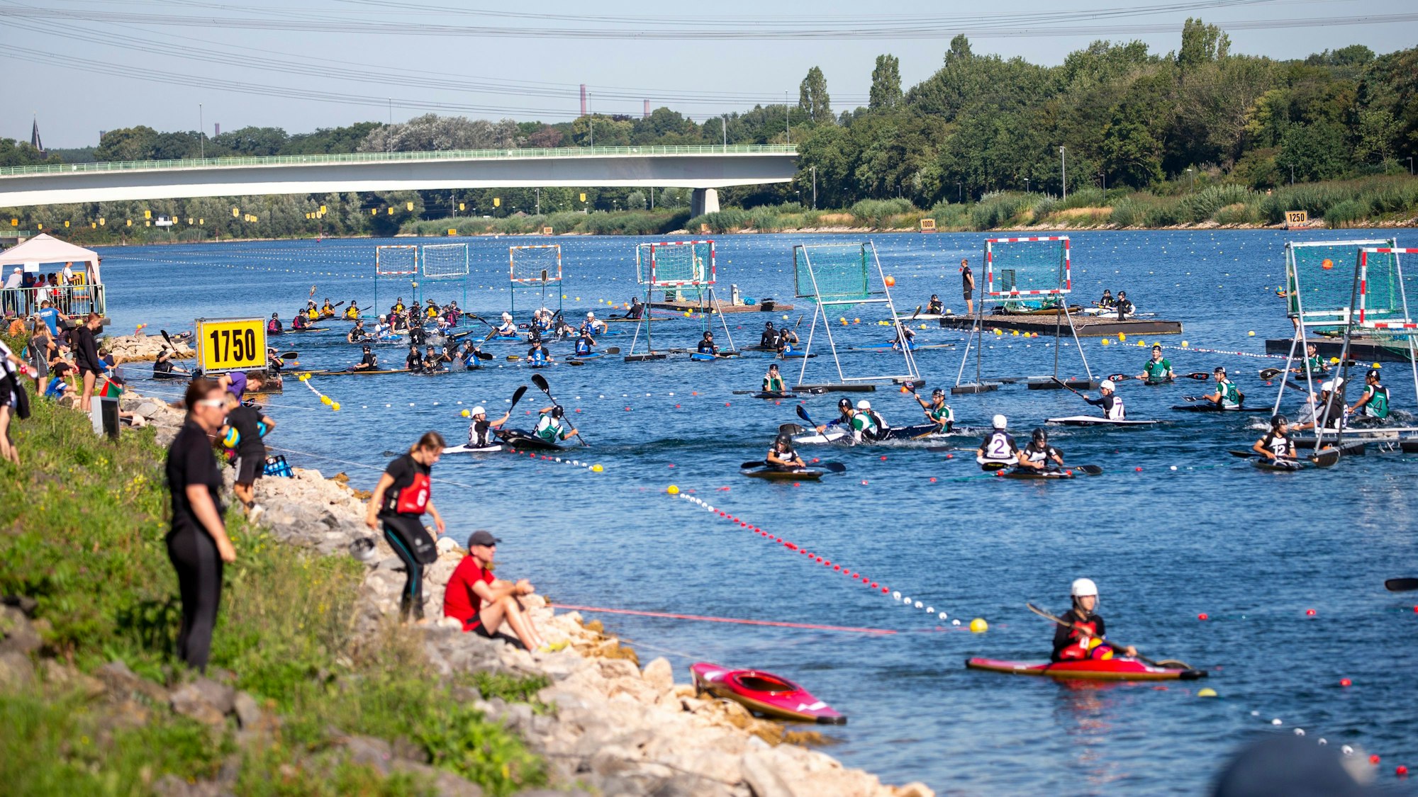 Spielfelder im Wasser auf der Regattabahn am Fühlinger See