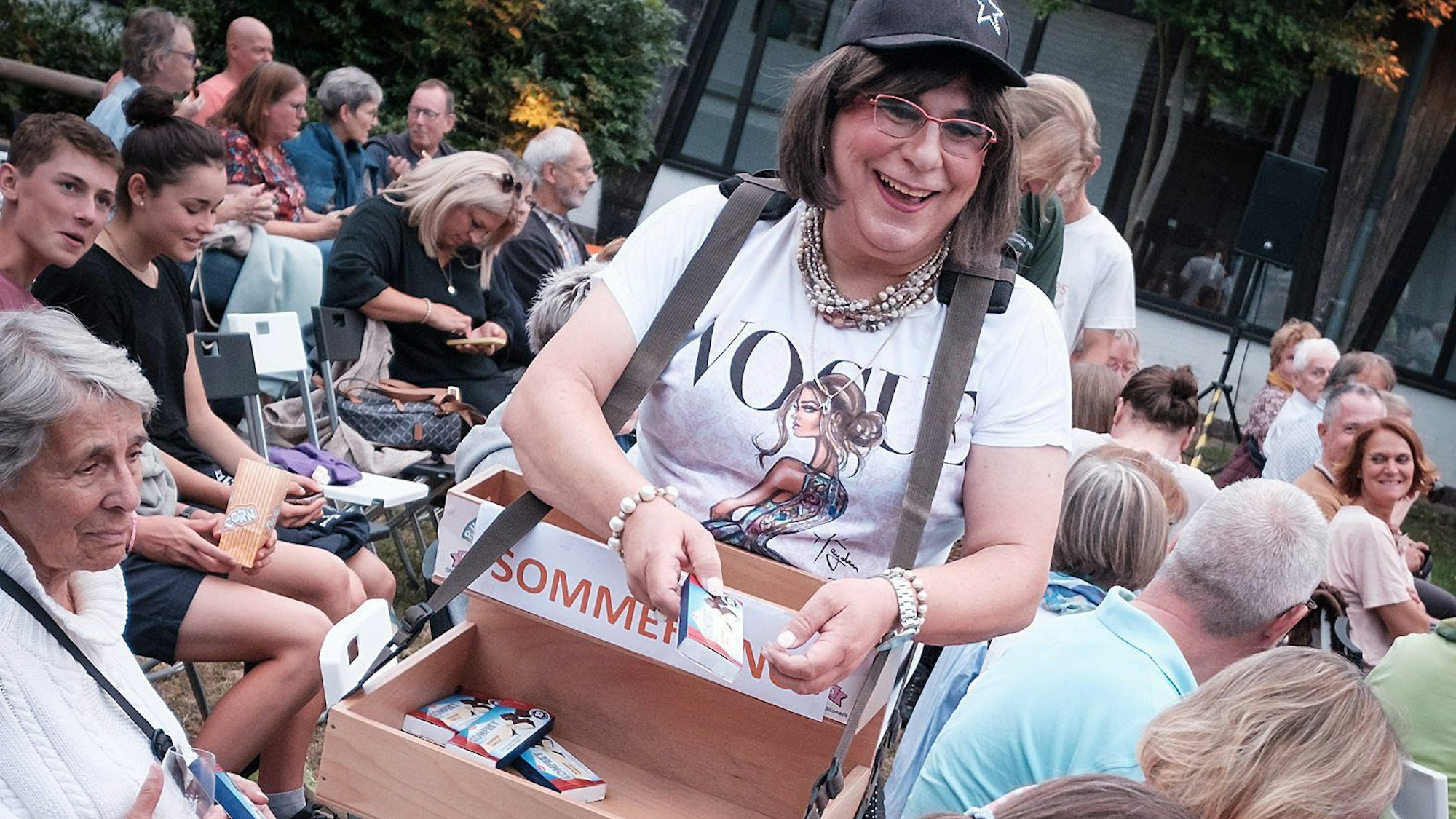 Beim Sommerkino in Rheinbach tritt Nauroth als Eisverkäuferin Charlene de Verre auf.