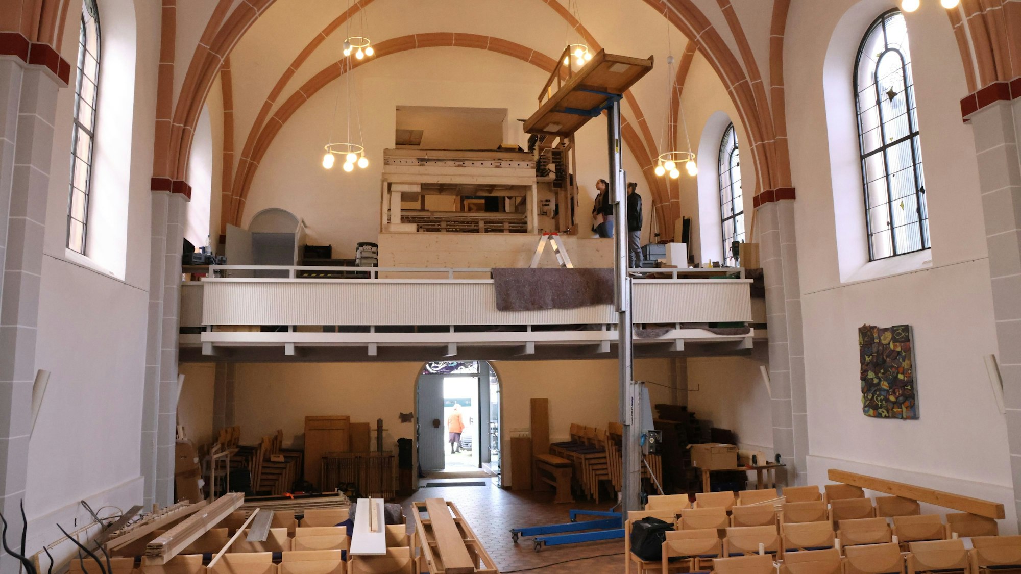 Blick durch den Kirchenraum auf die Empore mit der Entdeckerorgel.