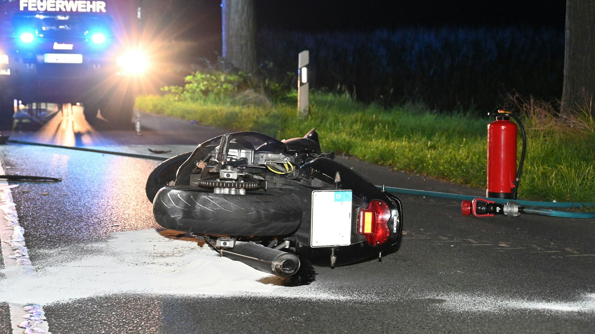 Der Motorrad-Fahrer konnte nicht mehr ausweichen und stürzte nach dem Zusammenprall auf die Straße.
