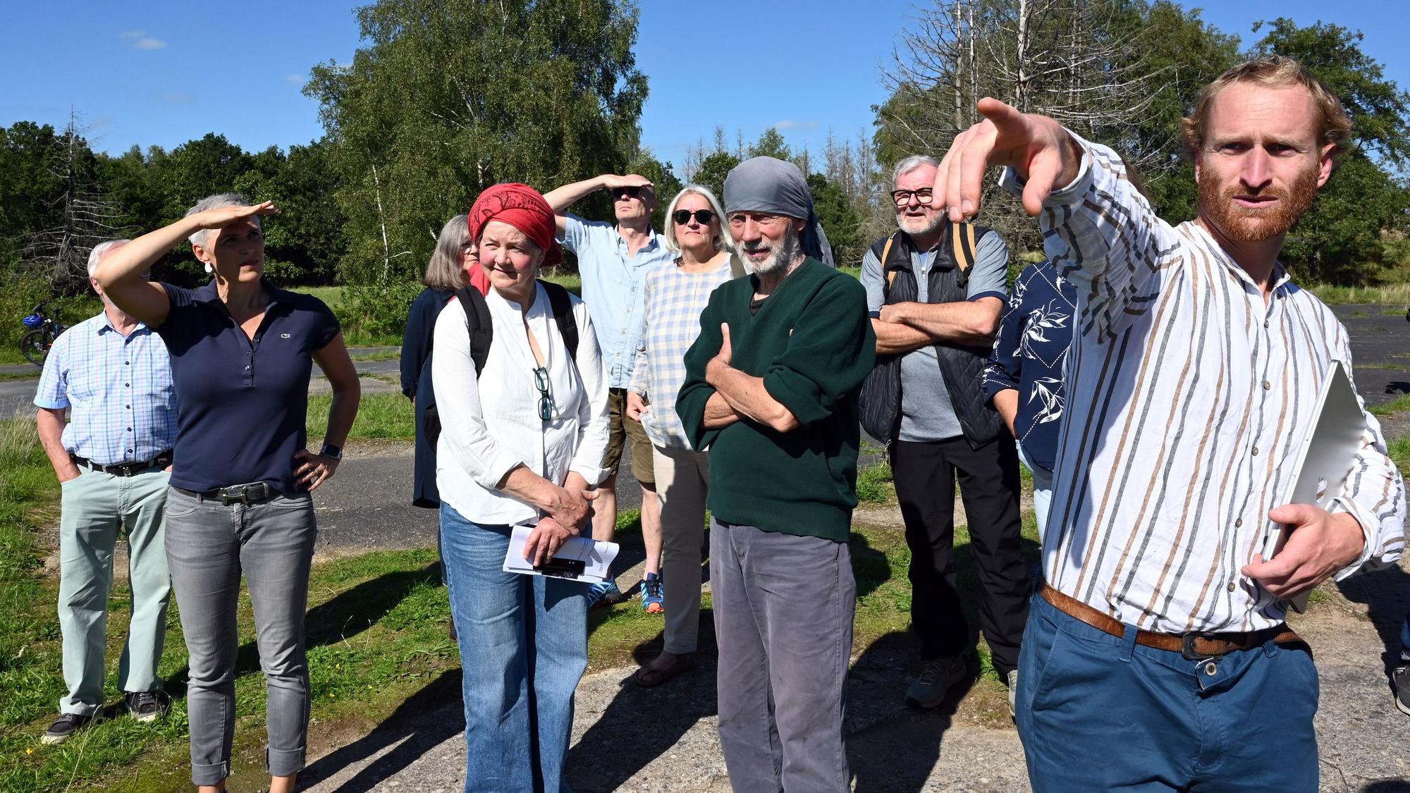 Im August 2023 stellte die Windecker Klima-Initiative um Johannes Thema (rechts) am Hohen Wäldchen in Waldbröl ihre Ideen für einen Windpark auf dem Nutscheid-Höhenzug zwischen Waldbröl, Windeck und Ruppichteroth vor.
