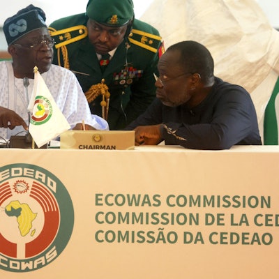 Nigerias Staatspräsident, Bola Ahmed Tinubu (l.) sprcht mit Omar Touray, dem Präsident der Ecowas-Kommission.