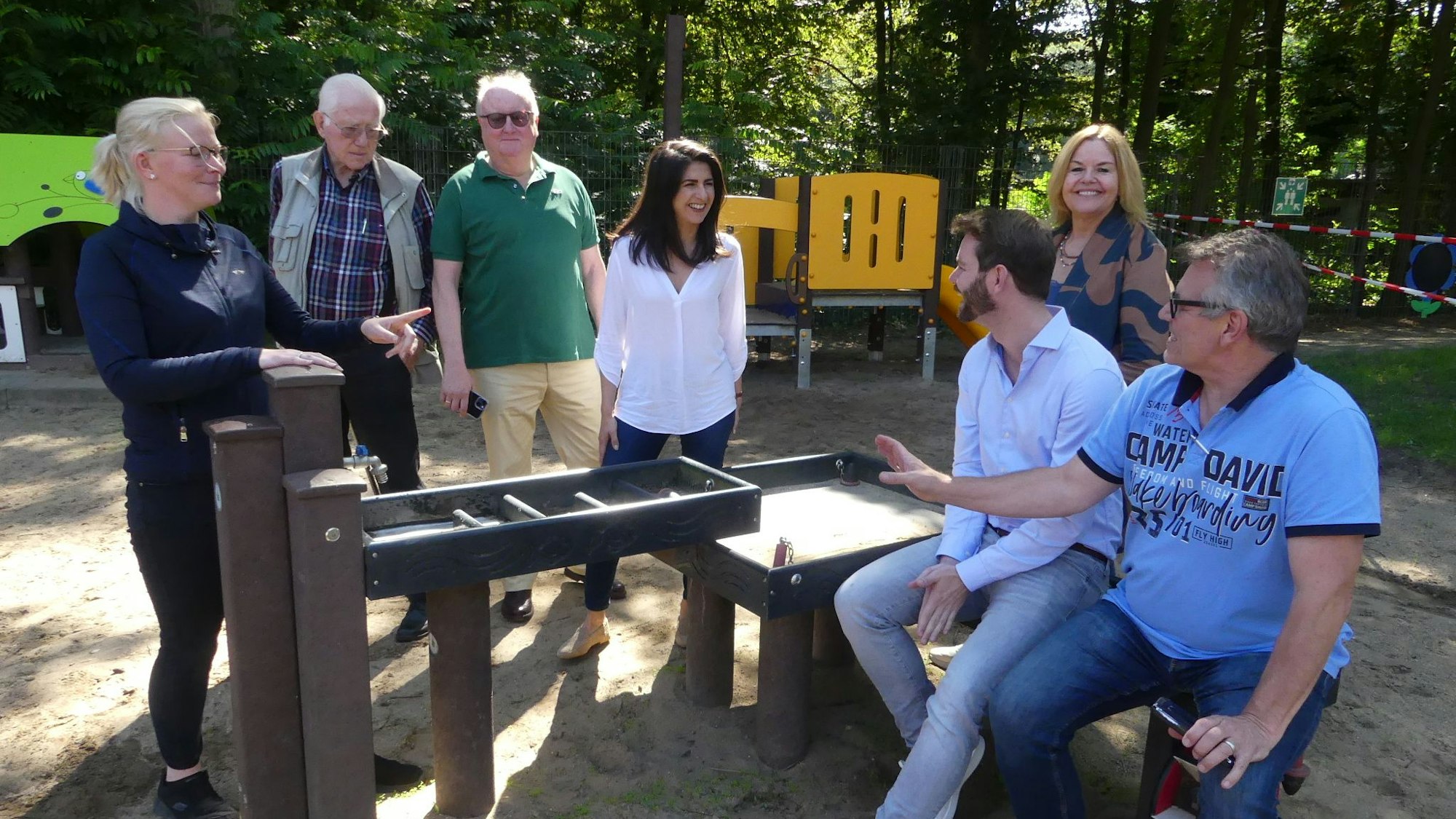 Die Besucher stehen am Spielgerüst.