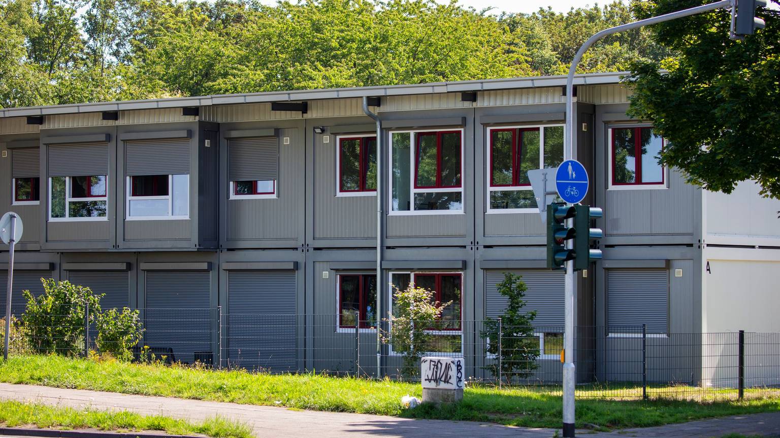 Die Flüchtlingsunterkunft am Schlagbaumsweg in Holweide. Hier hatte die Stadt auch eine Familie untergebracht, deren Mitglieder eine Streifenwagenbesatzung attackiert haben sollen.