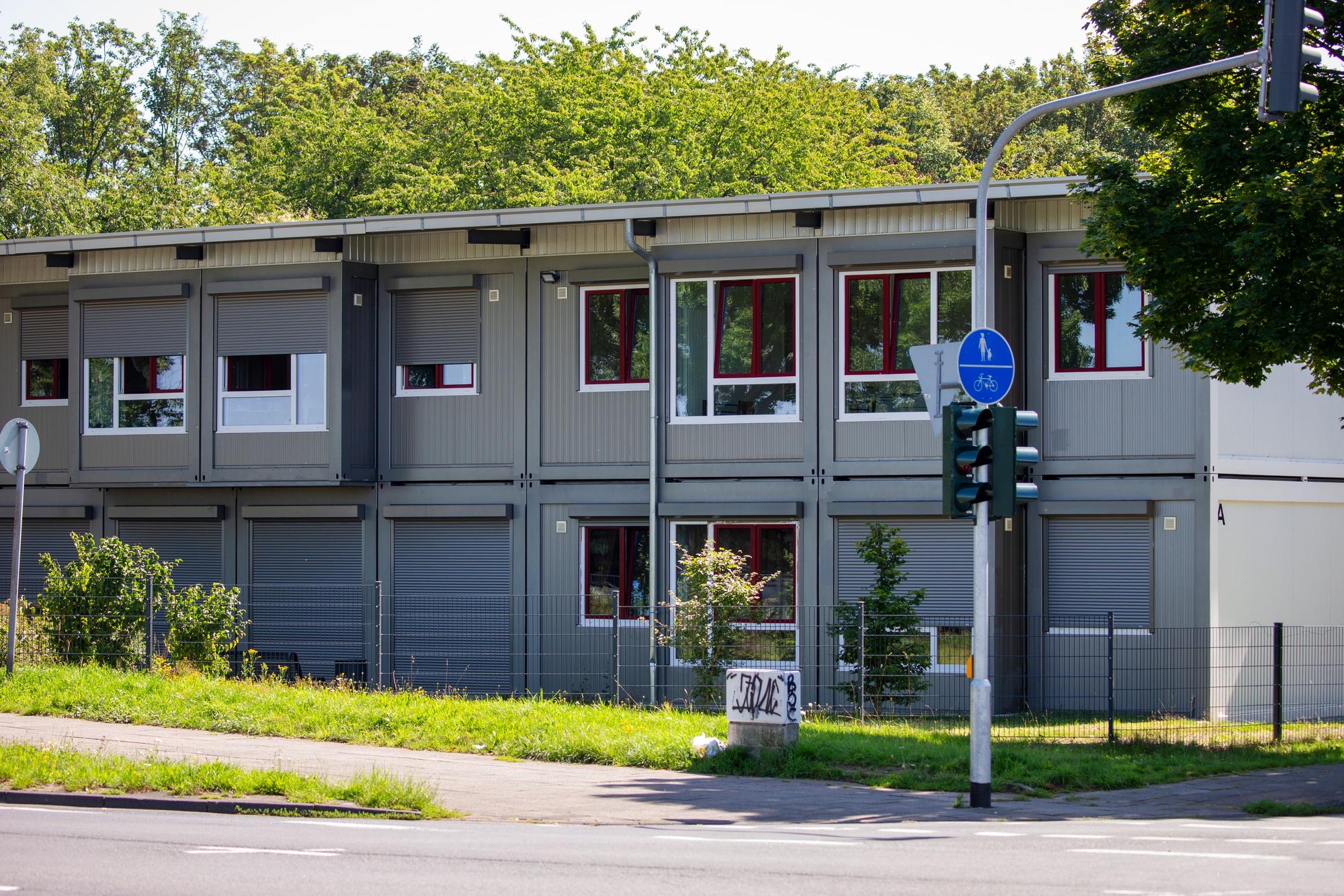 Die Flüchtlingsunterkunft am Schlagbaumsweg in Holweide. Hier hatte die Stadt auch eine Familie untergebracht, deren Mitglieder eine Streifenwagenbesatzung attackiert haben sollen.