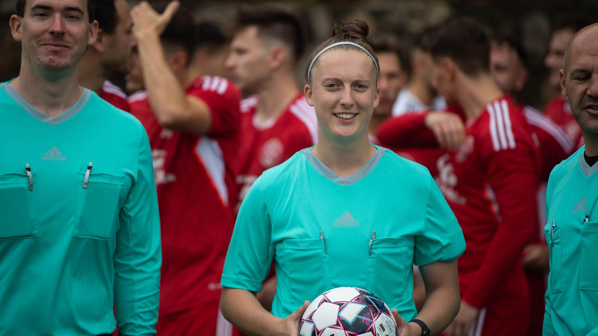 Schiedsrichterin Lisa Reinecke vor dem Pokalfinale. Sie hält einen Ball in ihren Händen.