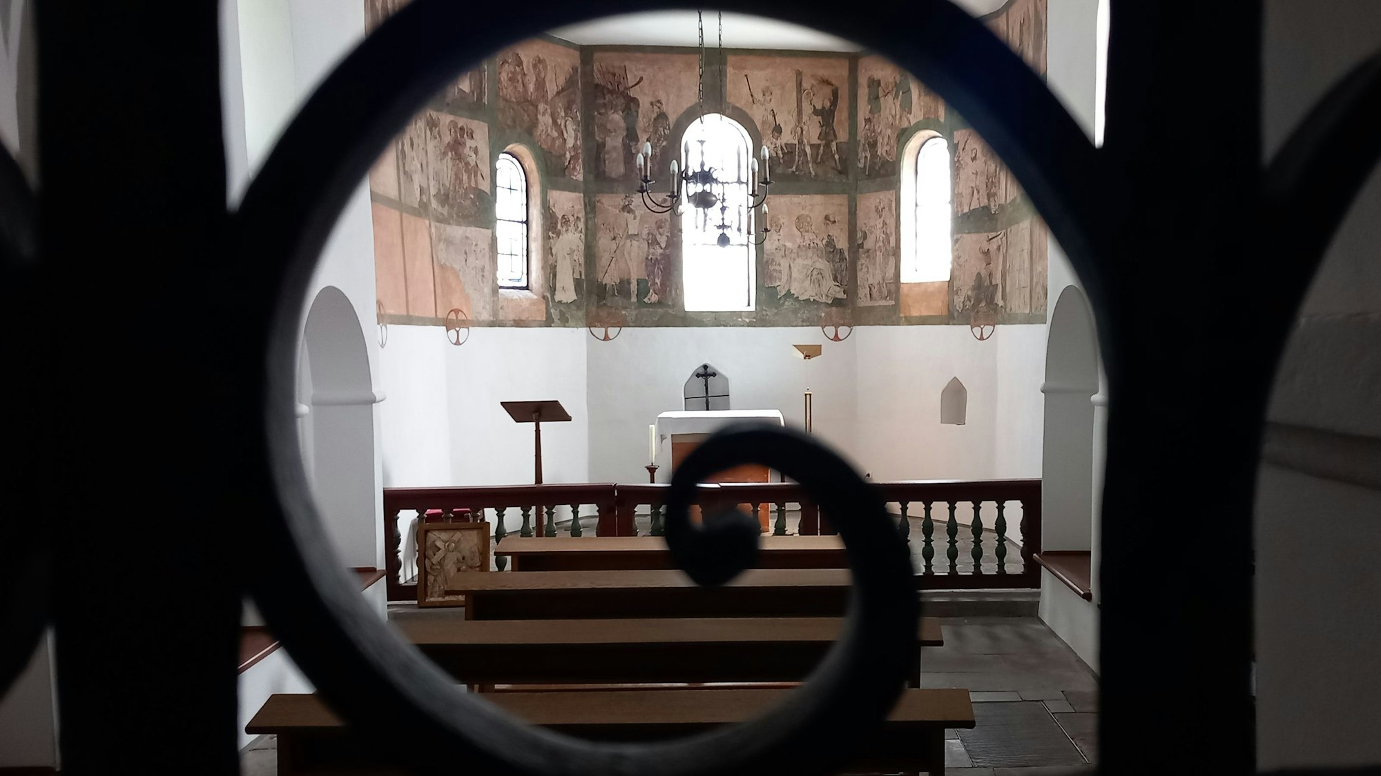 Ein Blick durch das Gitter in die einstige Burgkapelle