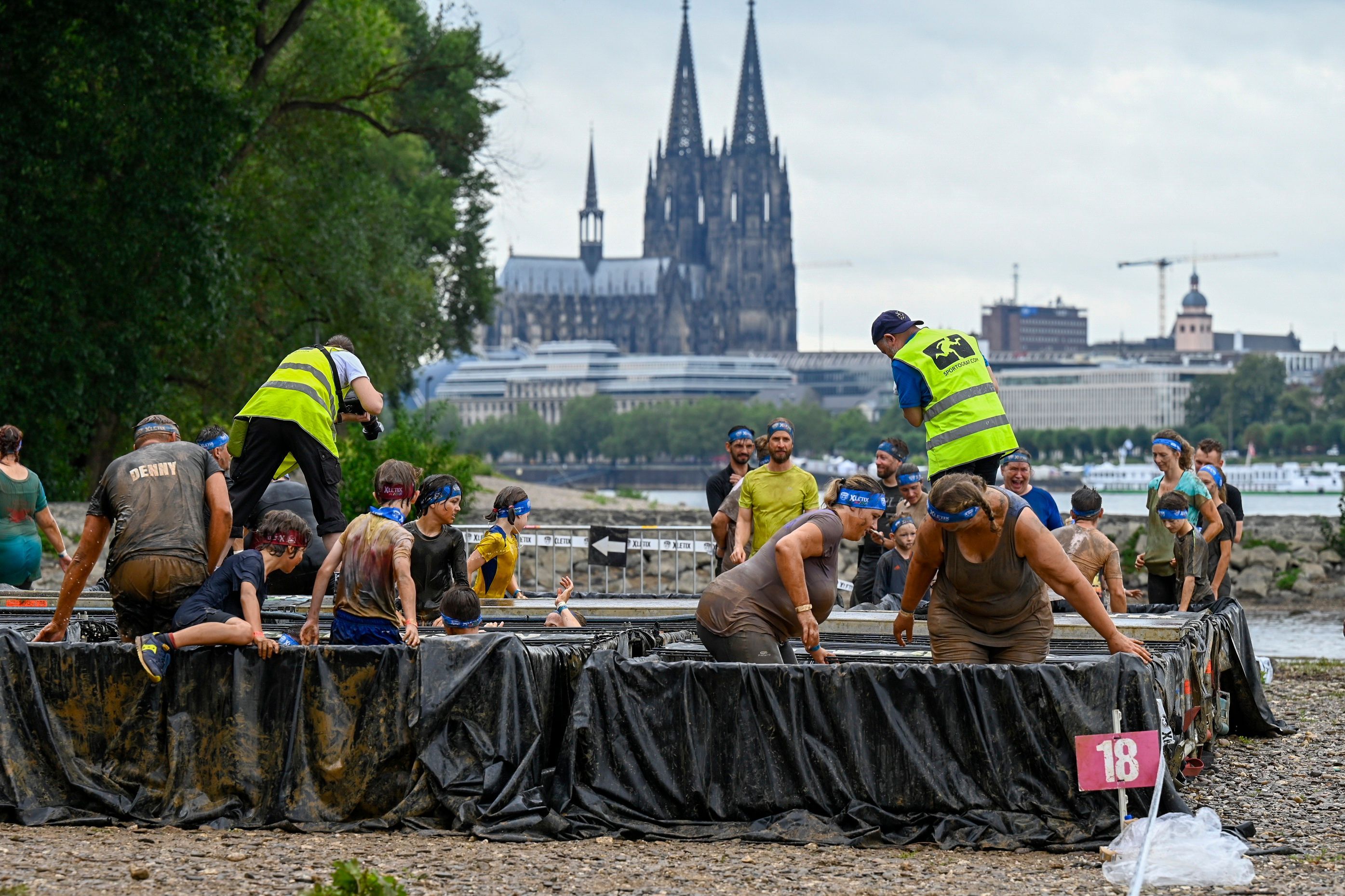 12.08.2023, Köln: Der Hindernislauf ist schlammig und nass. Laufevent XLETIX Kids im Jugendpark. Foto: Uwe Weiser