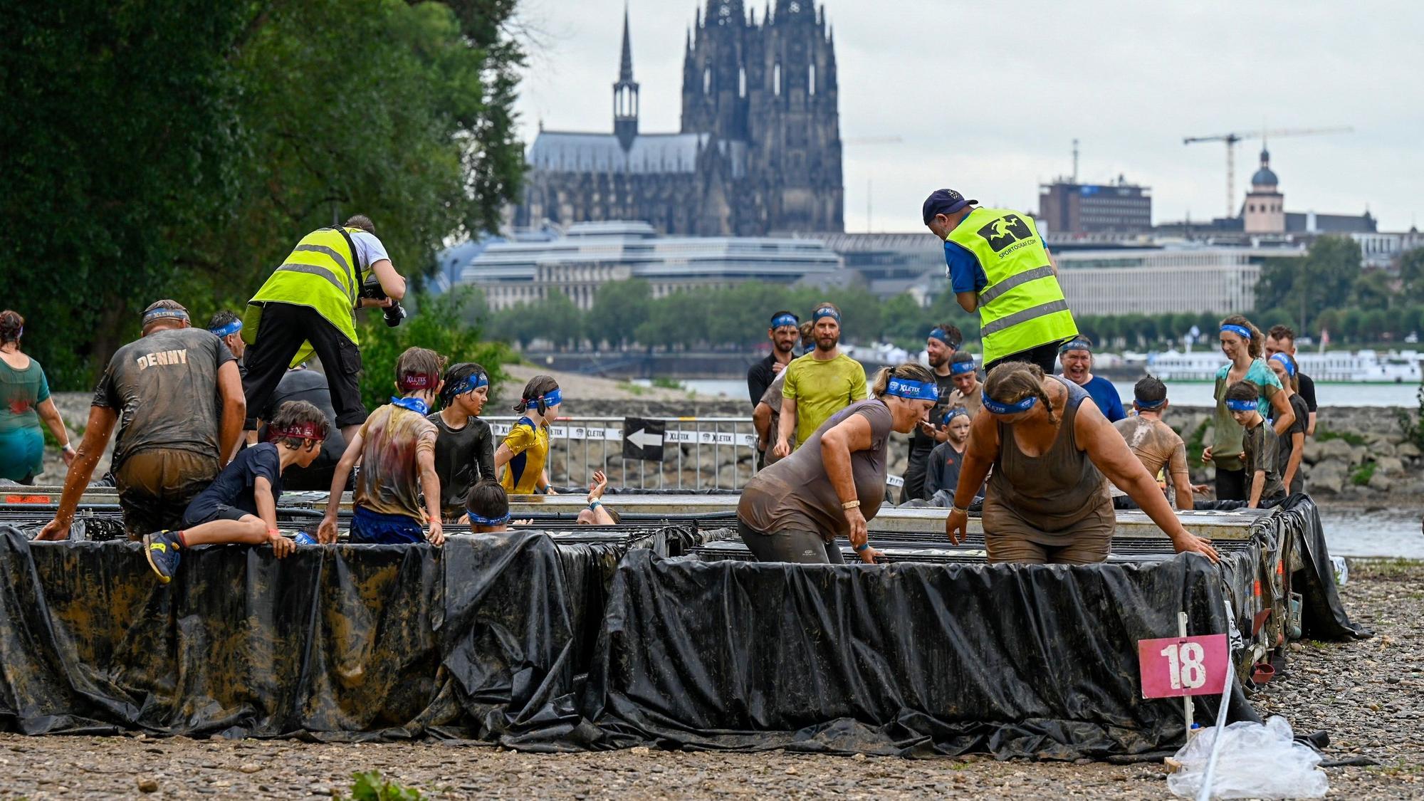 12.08.2023, Köln: Der Hindernislauf ist schlammig und nass. Laufevent XLETIX Kids im Jugendpark. Foto: Uwe Weiser