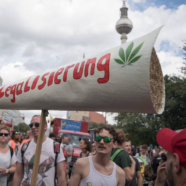 Teilnehmer halten einen riesigen Joint mit der Aufschrift «Legalisierung» bei der 23. Hanfparade für eine Legalisierung von Cannabis.