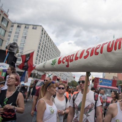 Teilnehmer halten einen riesigen Joint mit der Aufschrift «Legalisierung» bei der 23. Hanfparade für eine Legalisierung von Cannabis.
