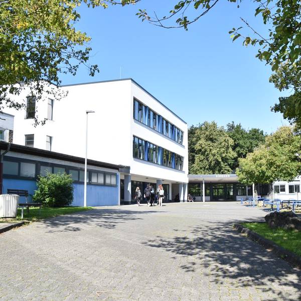 Schüler gehen über den Schulhof der Gesamtschule Windeck am Standort Herchen.