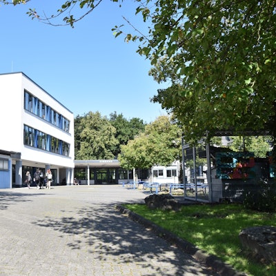 Der Schulhof der Gesamtschule Windeck am Standort Herchen mit dem Haupteingang.