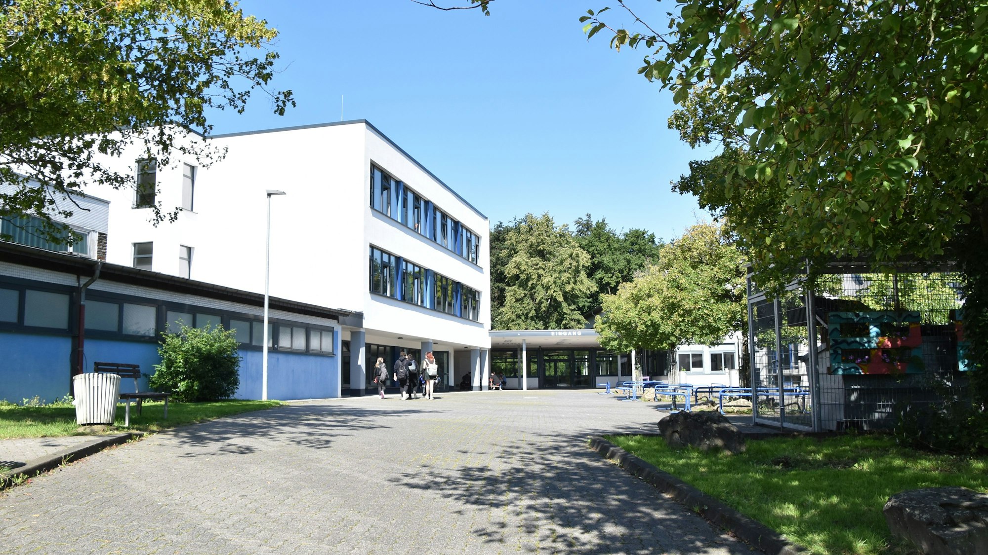 Schüler gehen über den Schulhof der Gesamtschule Windeck am Standort Herchen.