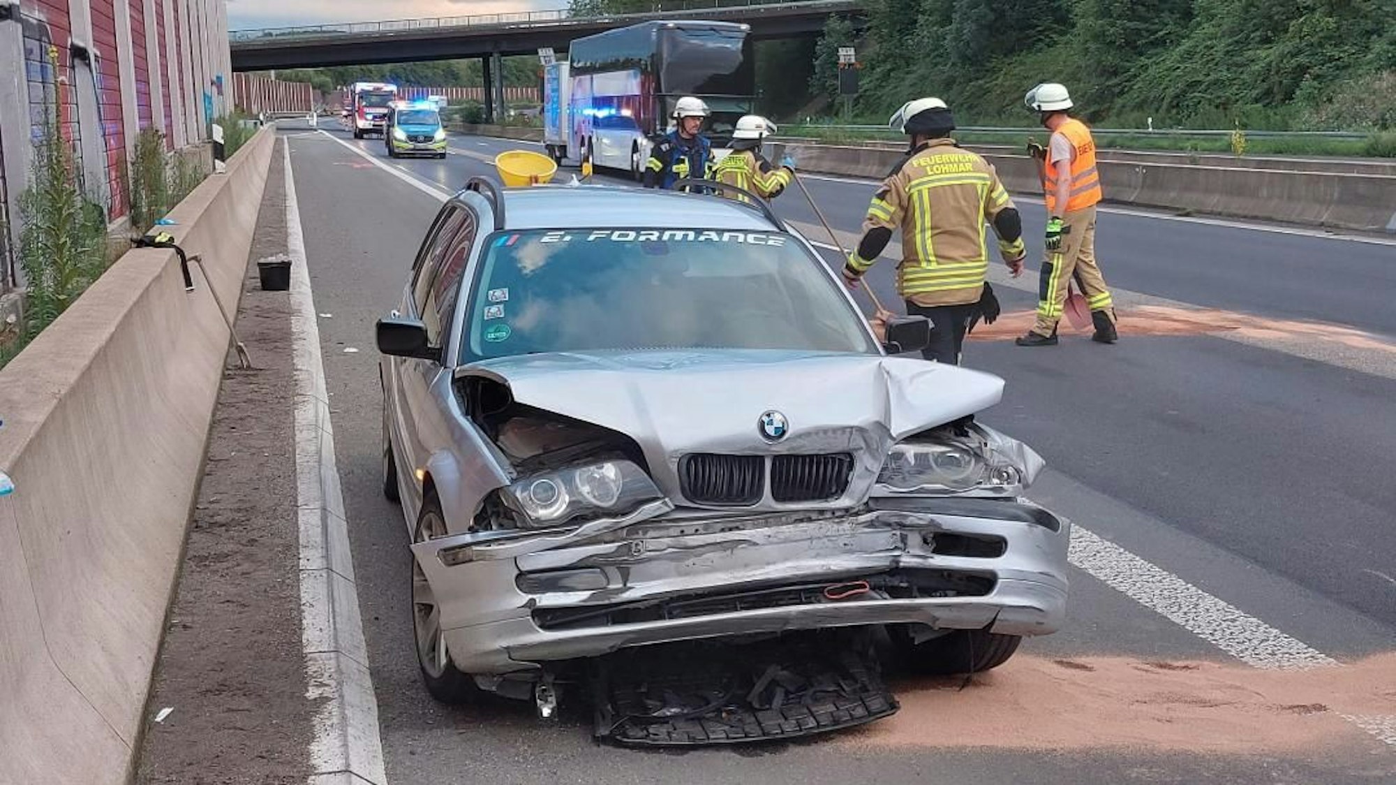 Ein schwer beschädigtes Auto steht auf dem Standstreifen.