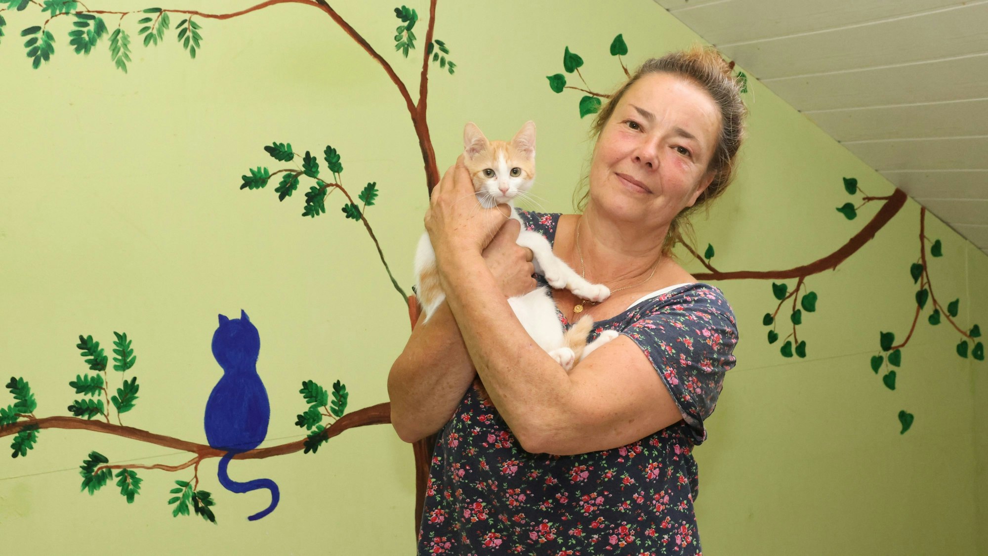 Das Foto zeigt  Nicole Koebnick mit Kater Benni auf dem Arm.