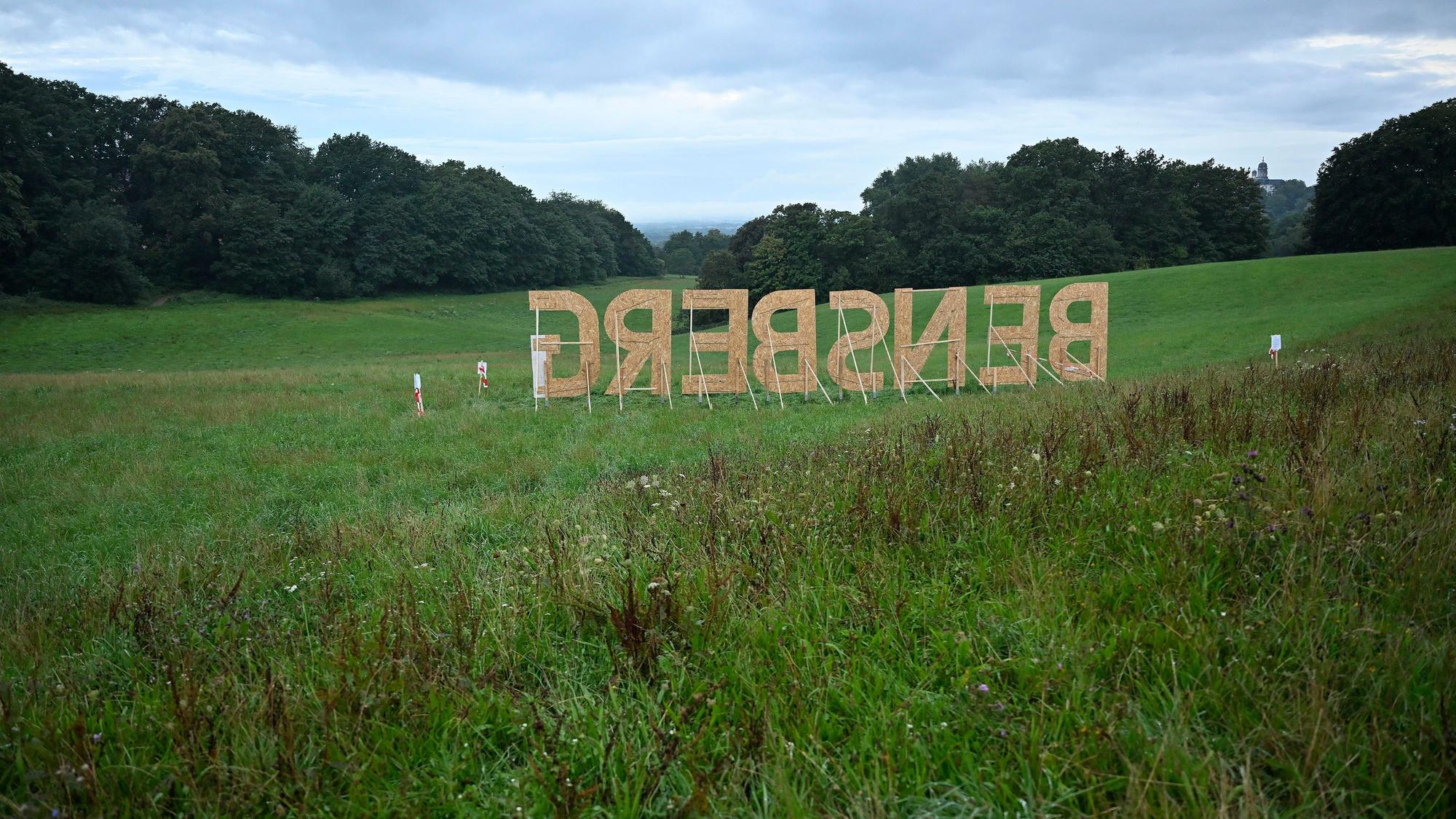 Von hinten sind die einzelnen Buchstaben aus Spanholz sind mit Streben abgestützt.