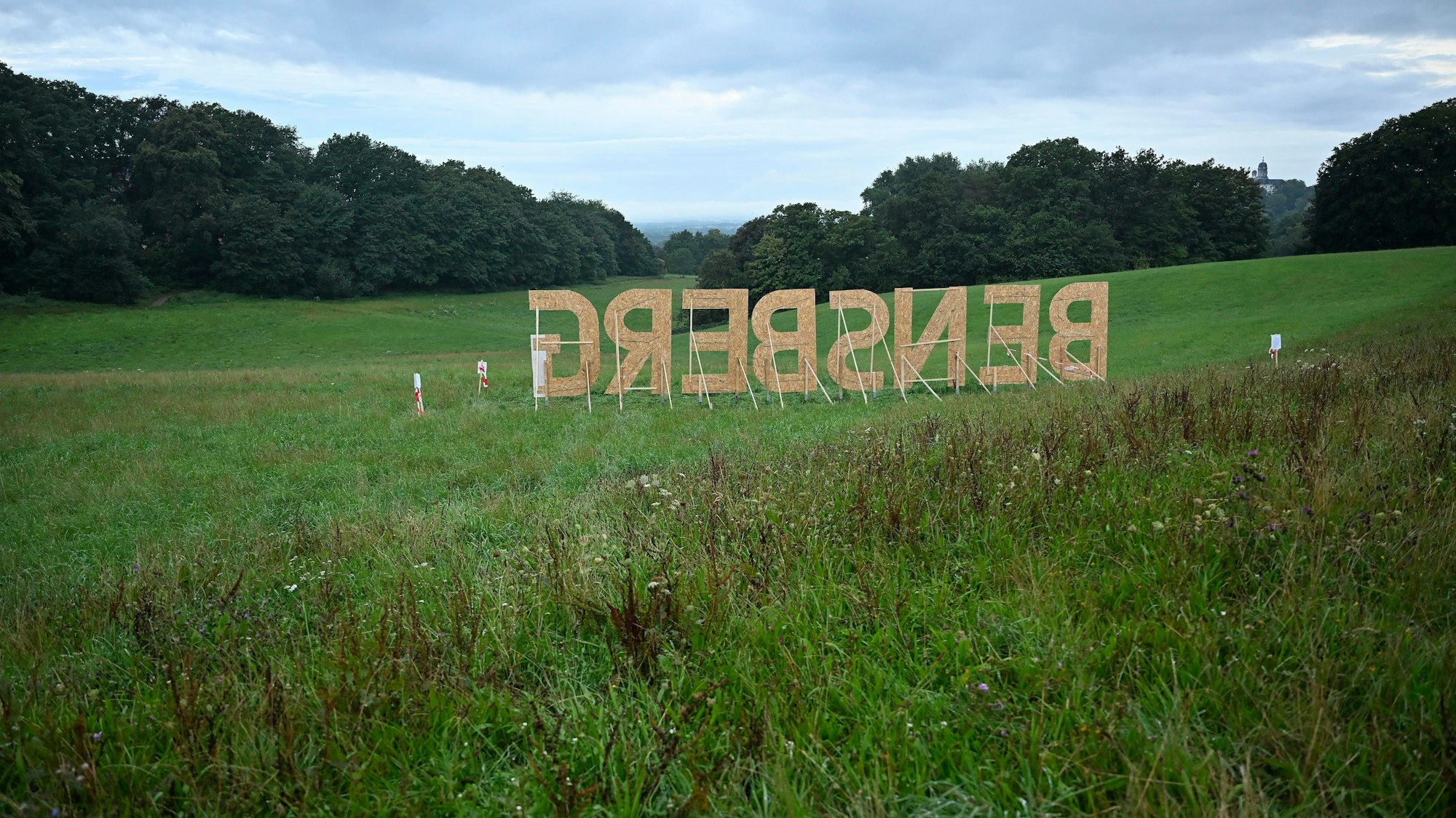 Von hinten sind die einzelnen Buchstaben aus Spanholz sind mit Streben abgestützt.