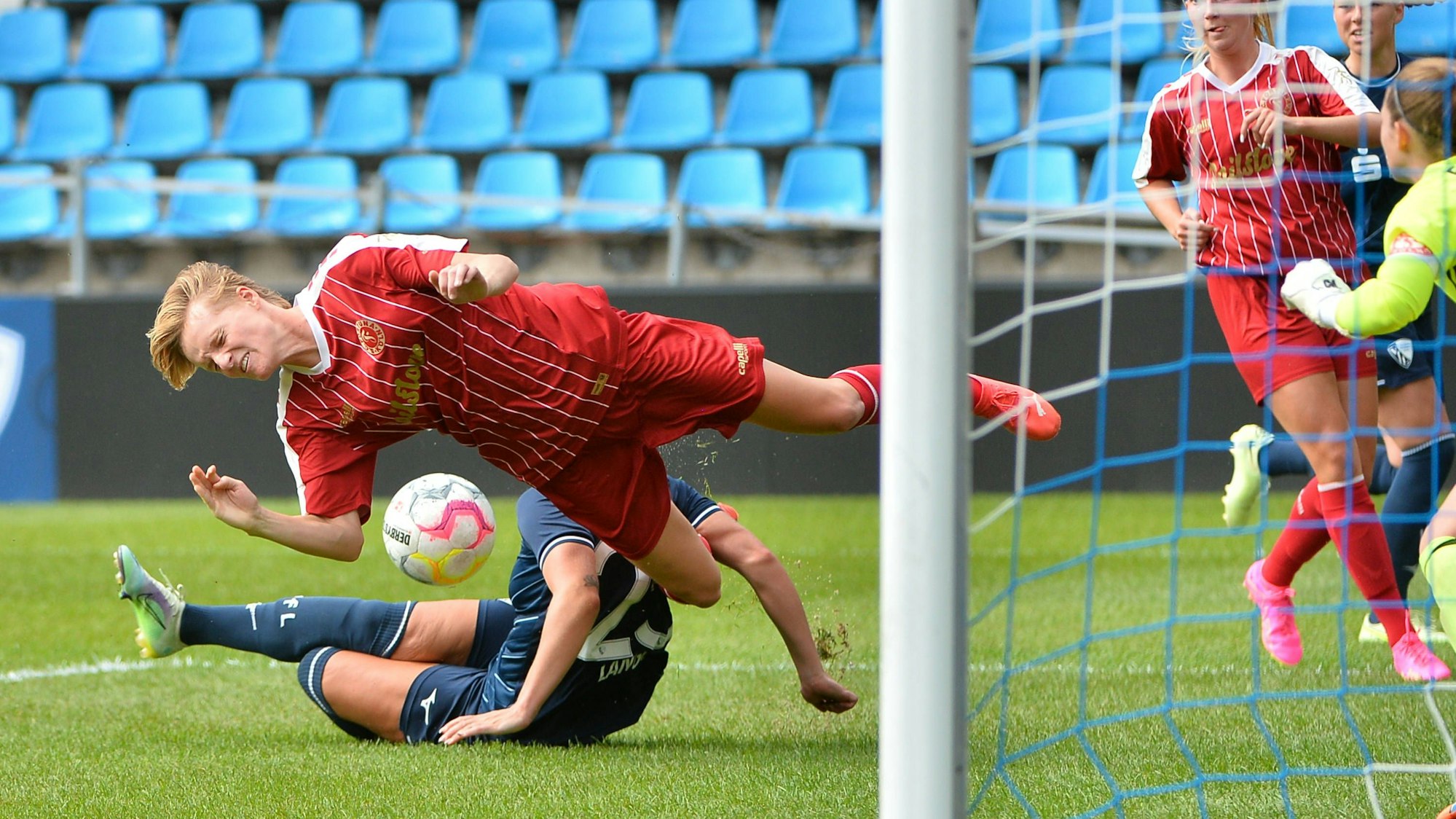 Natalie Kreitz SC Fortuna Köln klärt vor Nina Lange VfL Bochum, 13.08.2023, Bochum, DFB-Pokal der Frauen, Runde 1, VfL Bochum - SC Fortuna Köln, DFB/DFL REGULATIONS PROHIBIT ANY USE OF PHOTOGRAPHS AS IMAGE SEQUENCES AND/OR QUASI-VIDEO. *** Natalie Kreitz SC Fortuna Köln clears in front of Nina Lange VfL Bochum , 13 08 2023, Bochum, DFB Pokal der Frauen, Runde 1, VfL Bochum SC Fortuna Köln, DFB DFL REGULATIONS PROHIBIT ANY USE OF PHOTOGRAPHS AS IMAGE SEQUENCES AND OR QUASI VIDEO xklx