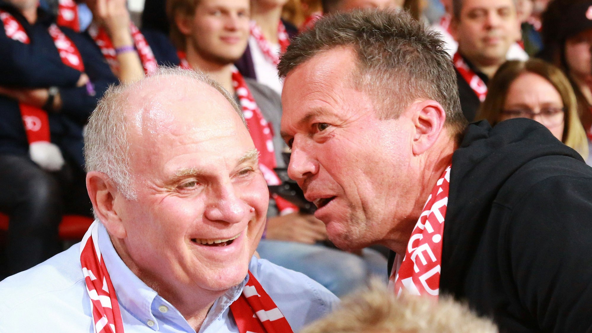 Lothar Matthäus plaudert mit Uli Hoeneß.