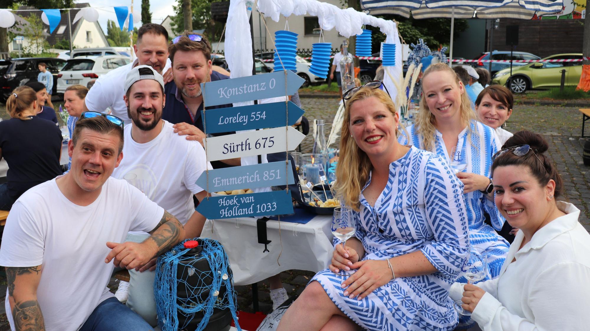 Rebecca Hehs und ihr Team lachen in die Kamera.