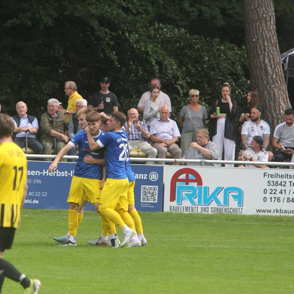 Die Nümbrechter Fußballer umarmen Felix Sievers, der für sie zum 1:0 gegen den 1. FC Spich getroffen hat.