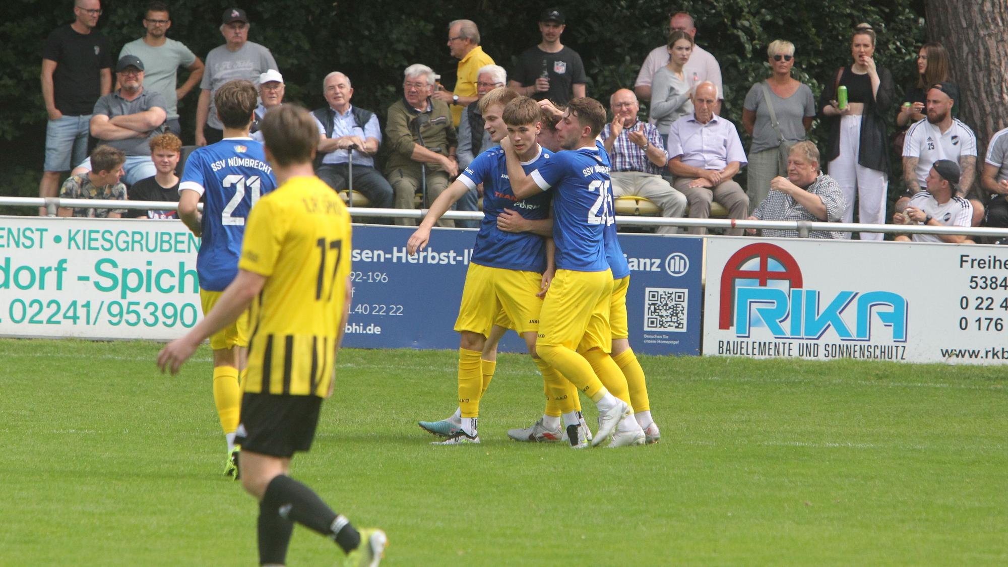 Die Nümbrechter Fußballer umarmen Felix Sievers, der für sie zum 1:0 gegen den 1. FC Spich getroffen hat.