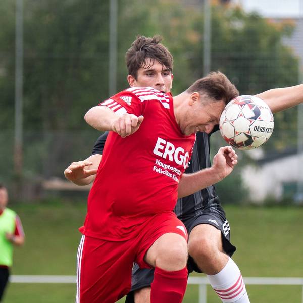 Das Bild zeigt einen Fußballer von Türk Gencligi, der einen Kopfball macht.