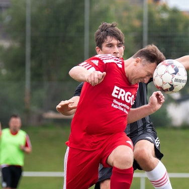 Das Bild zeigt einen Fußballer von Türk Gencligi, der einen Kopfball macht.
