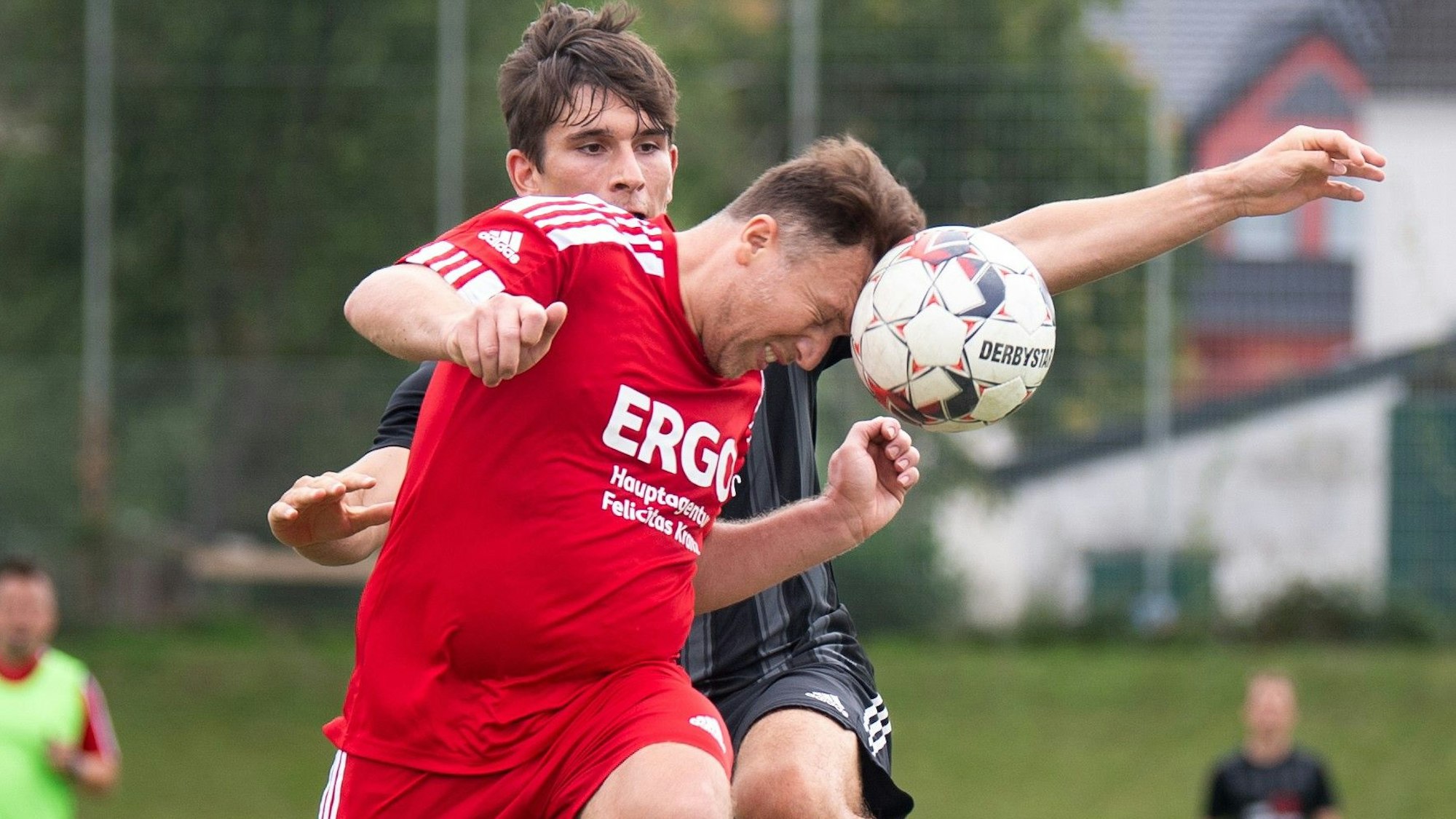 Das Bild zeigt einen Fußballer von Türk Gencligi, der einen Kopfball macht.