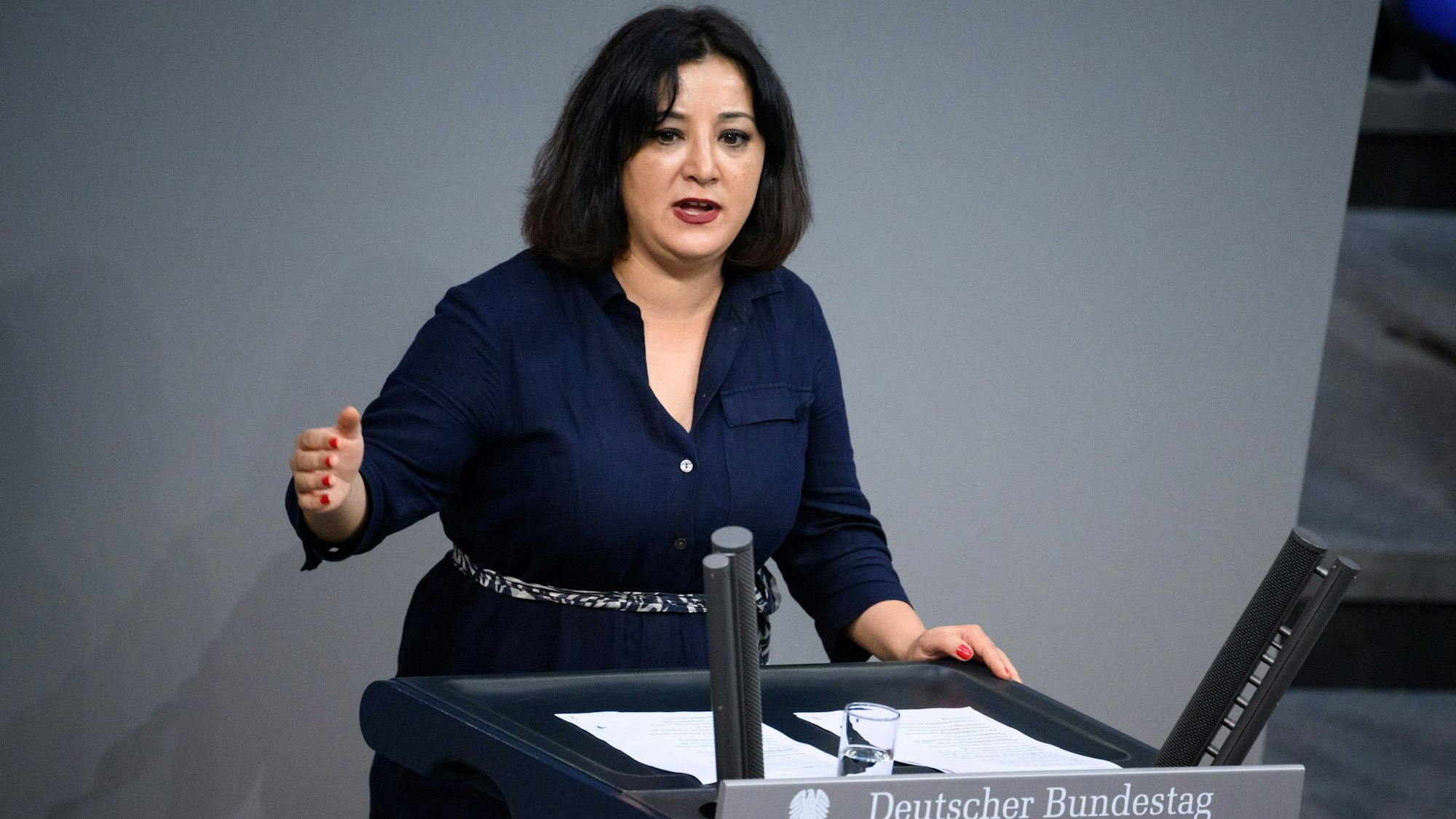 Gökay Akbulut (Die Linke) spricht bei der Debatte über den Gesetzentwurf zur Fachkräfteeinwanderung in der Plenarsitzung im Deutschen Bundestag.