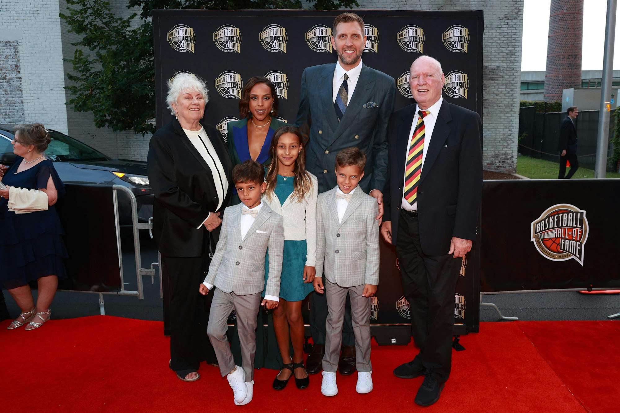 Dirk Nowitzki auf dem roten Teppich mit seiner Familie.