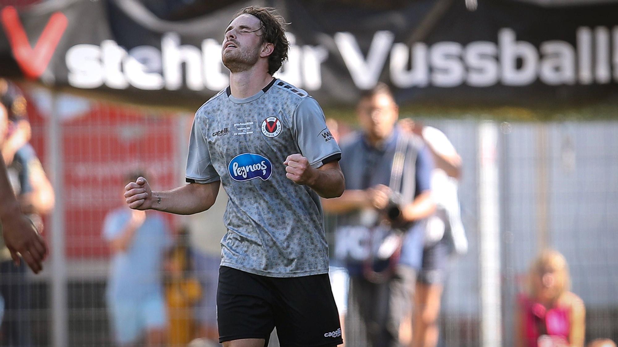Viktoria-Stürmer David Philipp jubelt nach einem Treffer gegen Werder Bremen.