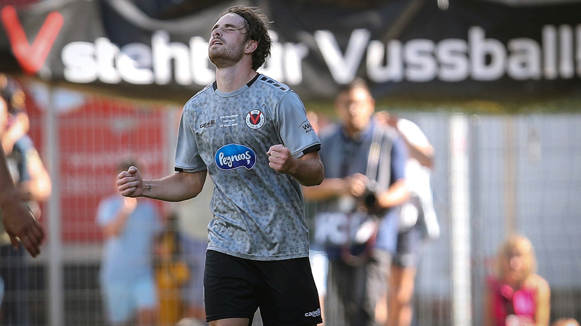 Viktoria-Stürmer David Philipp jubelt nach einem Treffer gegen Werder Bremen.