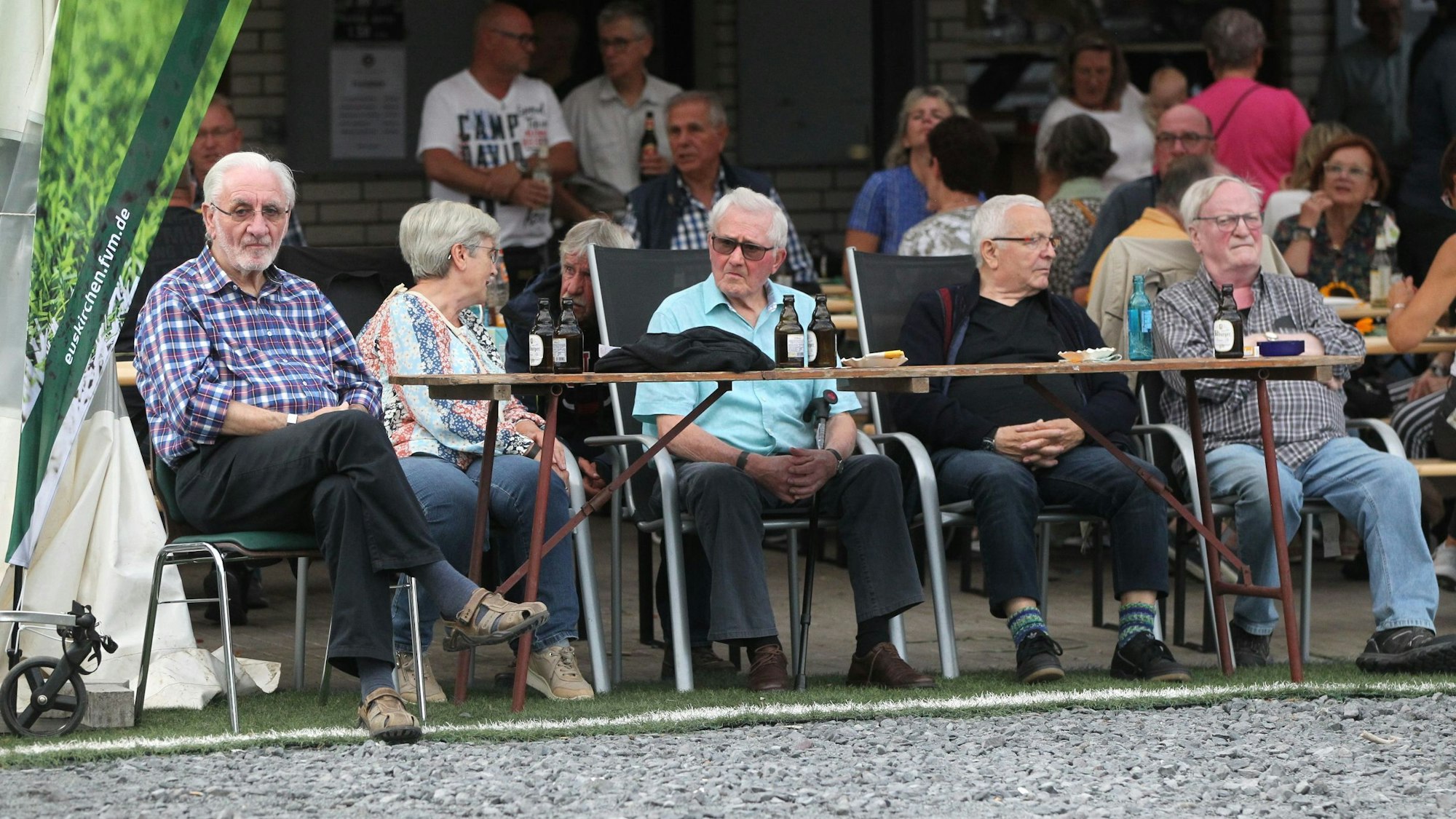 Das Bild zeigt Zuschauer eines Fußballspiels.