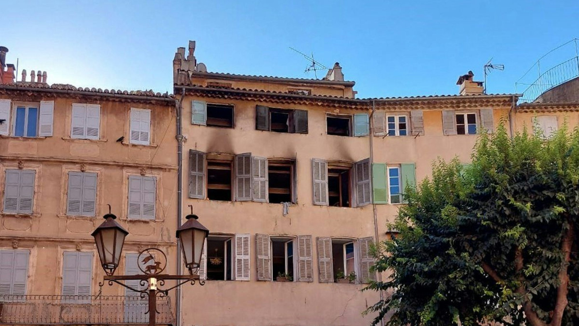 13.08.2023, Frankreich, Grasse: Die verbrannte Fassade eines fünfstöckigen Gebäudes im historischen Zentrum.
