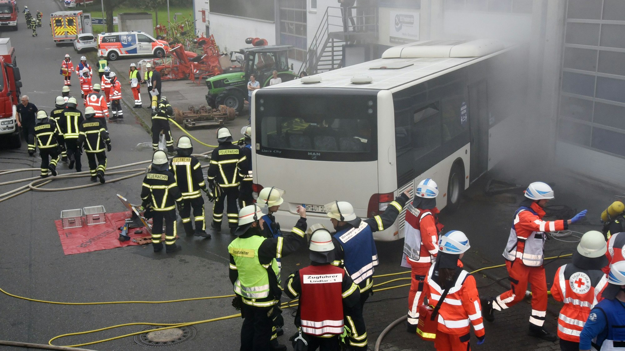 Einsatzkräfte von Feuerwehr, Rettungsdienst und Rotem Kreuz bei einer gemeinsamen Übung.