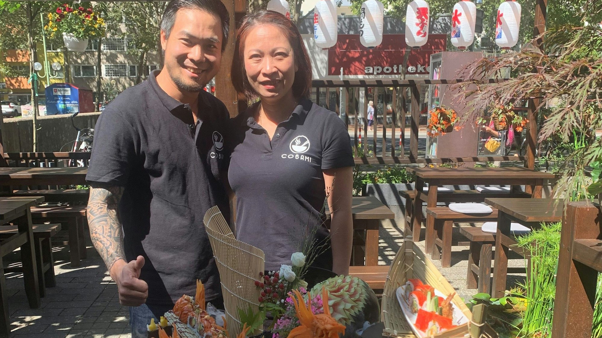 Sushi-Meister Huynh Binh und Gastgeberin Thithanh Huynh auf der Terrasse des Cobami.