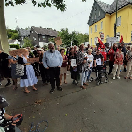 Das Foto zeigt Demonstrierende, die zum Teil Transparente hoch halten