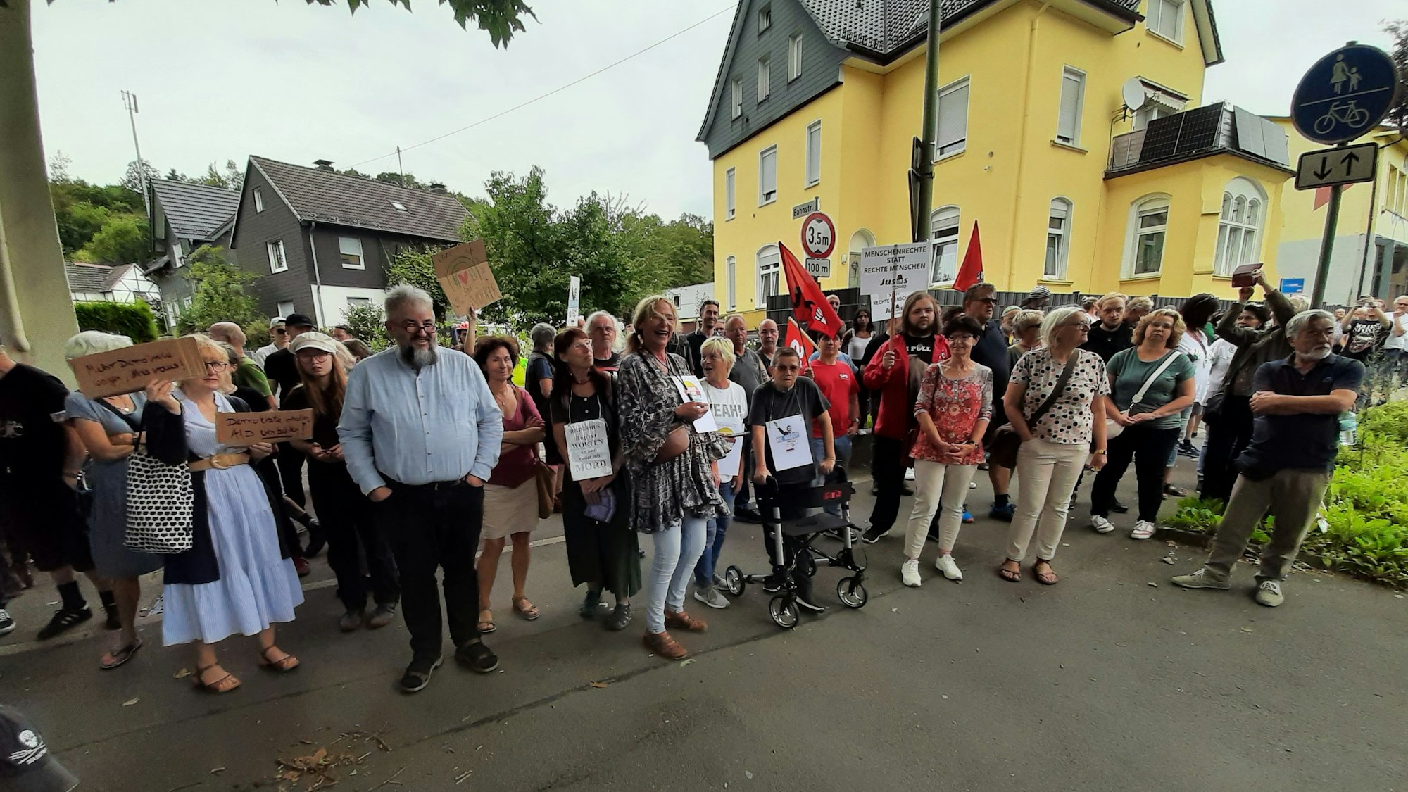 Das Foto zeigt Demonstrierende, die zum Teil Transparente hoch halten