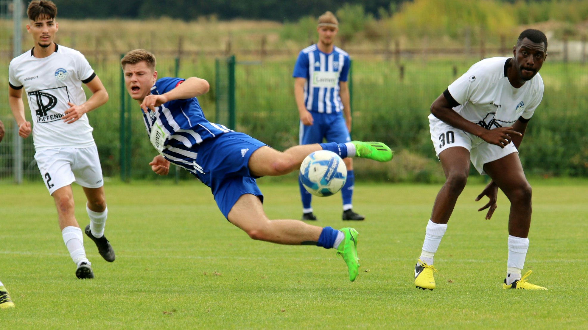 Wißkirchens Felix David Hilgers liegt quer in der Luft.