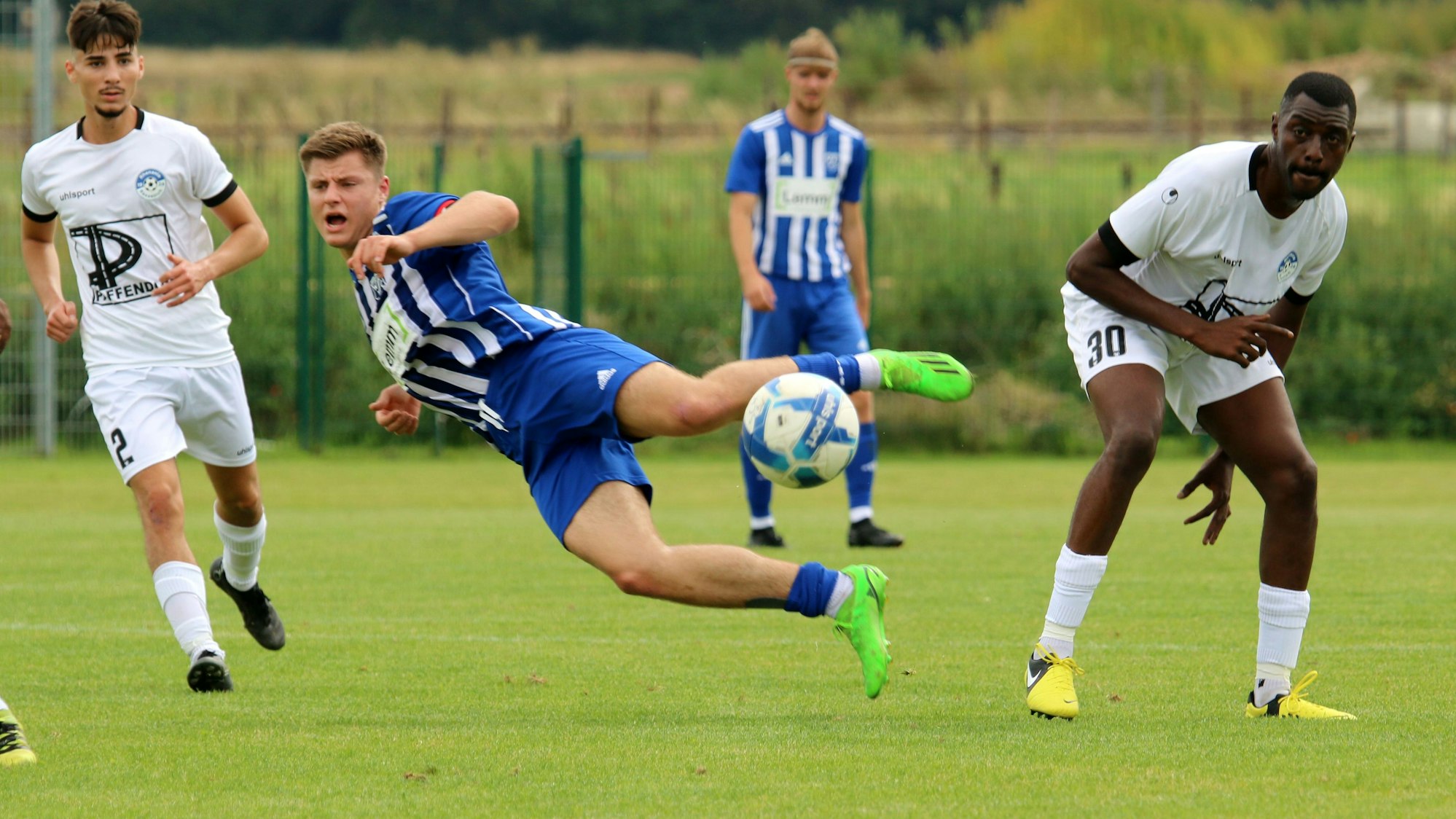 Wißkirchens Felix David Hilgers liegt quer in der Luft.