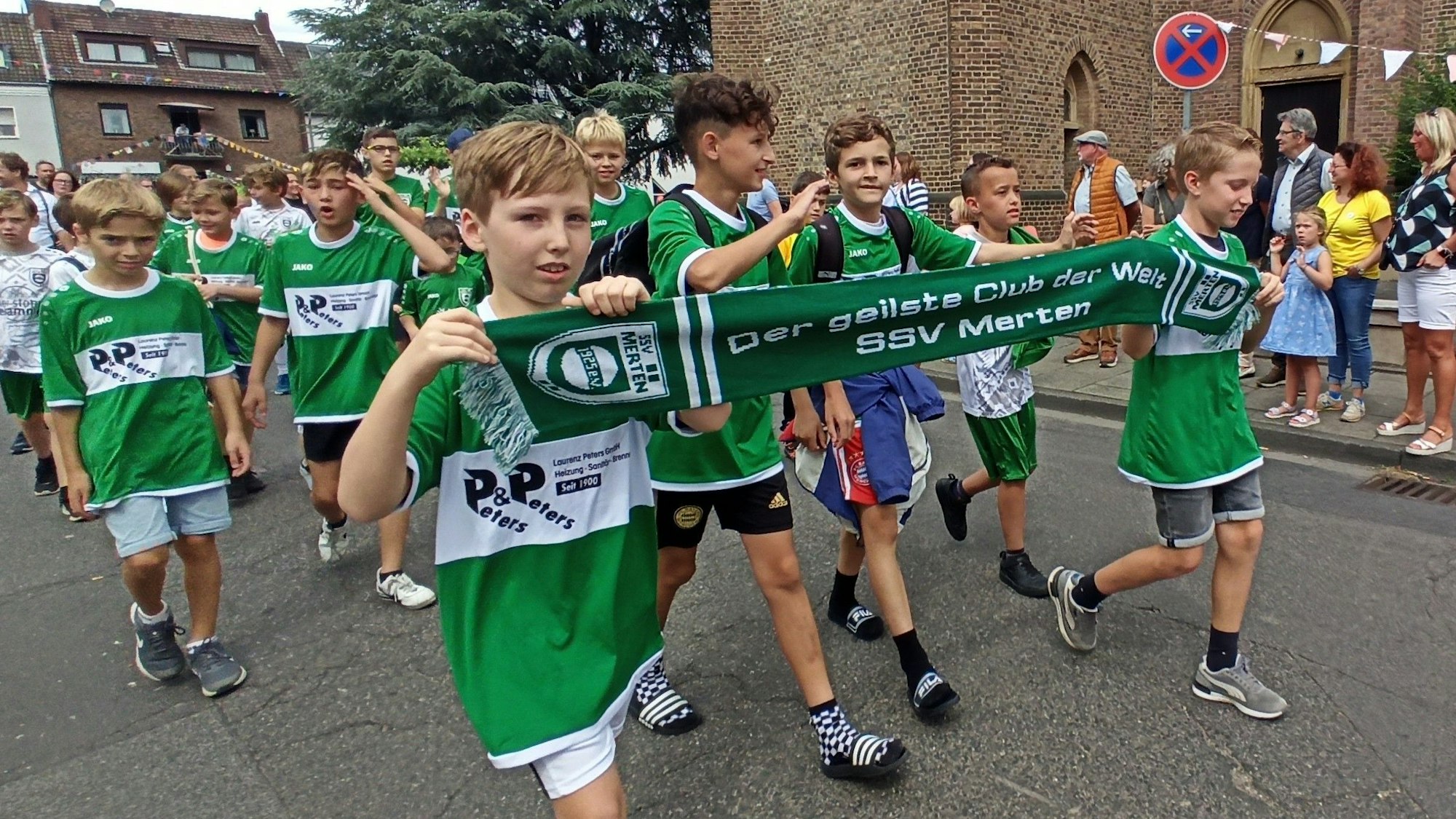Die Jugend des SSV Merten feierte stolz ihren Verein im Festzug.