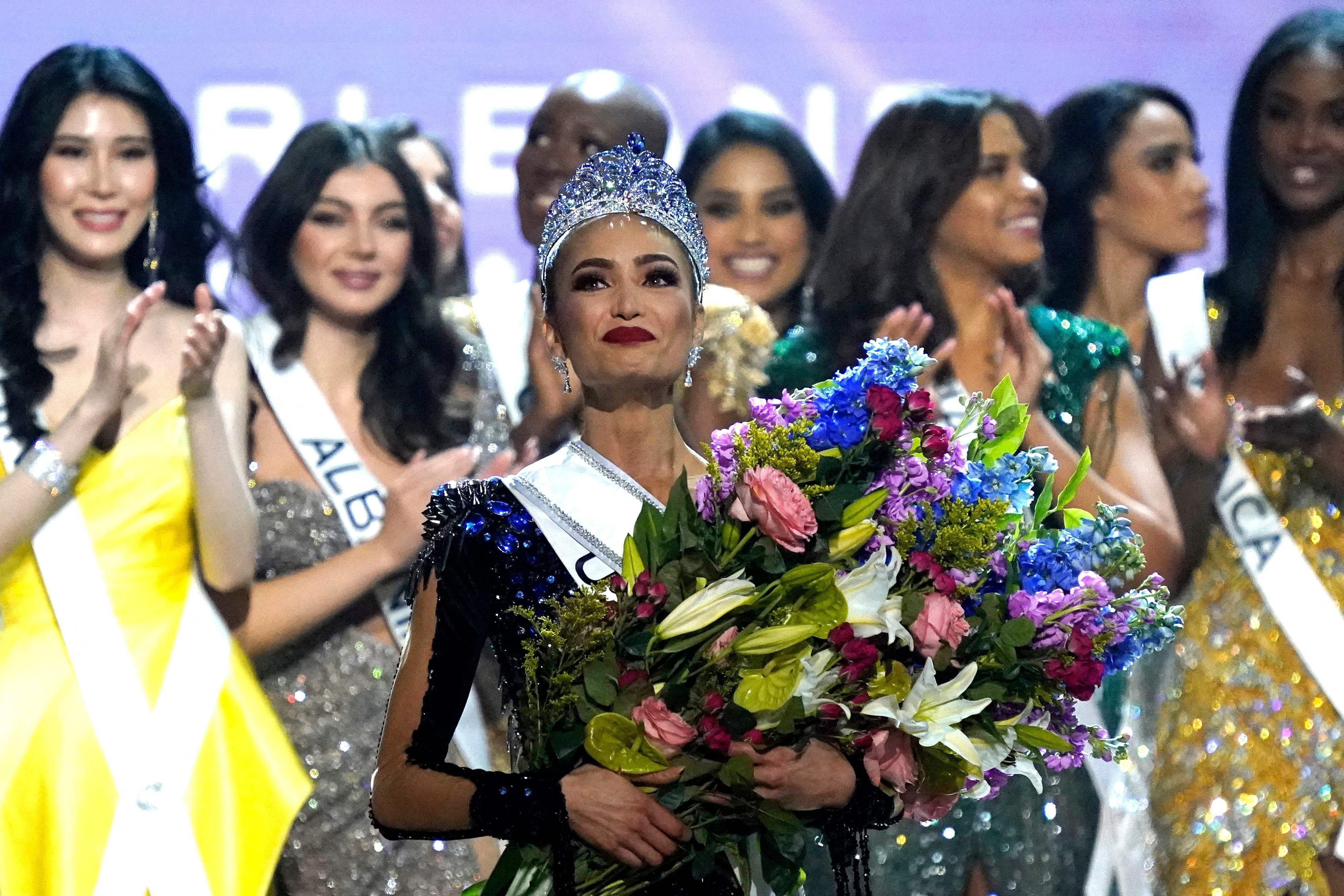 Miss USA R'Bonney Gabriel nachdem sie die 71. Miss-Universe-Wahl im Januar 2023 gewonnen hat. (Photo by TIMOTHY A. CLARY / AFP)