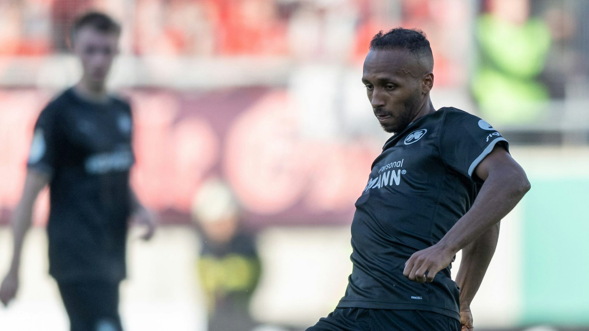 12.08.2023, Sachsen-Anhalt, Halle (Saale): Fußball: DFB-Pokal, Hallescher FC - SpVgg Greuther Fürth, 1. Runde, Leuna-Chemie-Stadion. Fürths Julian Green in Aktion. (zu dpa: «Rassismusvorfall überschattet Fürther Pokalsieg: «Charakter zeigen»») Foto: Hendrik Schmidt/dpa - WICHTIGER HINWEIS: Gemäß den Vorgaben der DFL Deutsche Fußball Liga bzw. des DFB Deutscher Fußball-Bund ist es untersagt, in dem Stadion und/oder vom Spiel angefertigte Fotoaufnahmen in Form von Sequenzbildern und/oder videoähnlichen Fotostrecken zu verwerten bzw. verwerten zu lassen. +++ dpa-Bildfunk +++